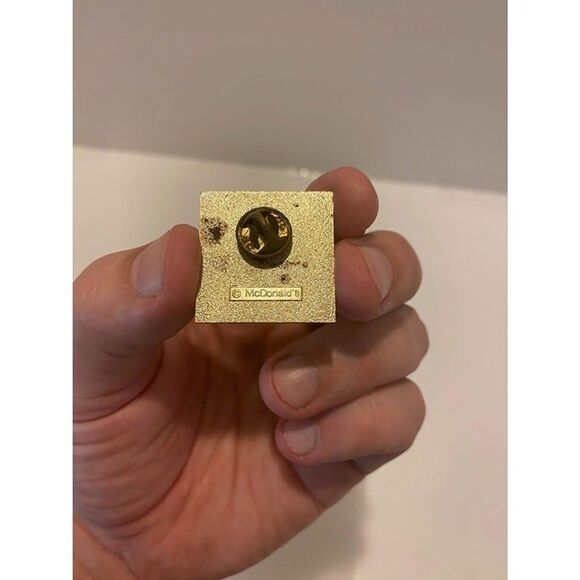 McDonald's Crew Pin 2001 New Tastes Menu Vintage Collectible Pin - Picture 3 of 3
